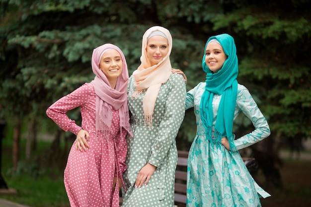 drei schöne junge Frauen in muslimischen Kleidern