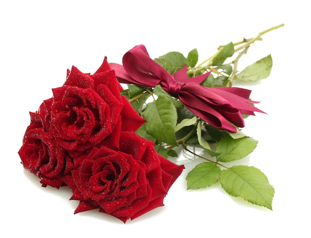 Drei schöne rote Rosen mit Tropfen isoliert auf weiß