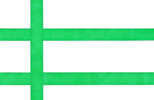 Foto drei sich kreuzende grüne satinstreifen isoliert