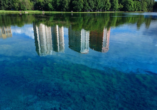 Drei Stadtgebäude im Wasserreflexionshintergrund