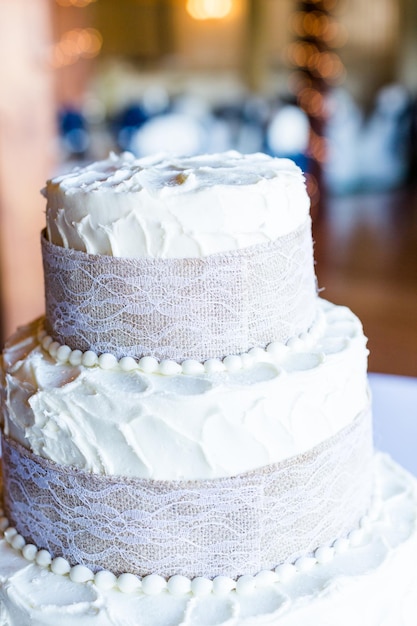 Drei Stapel einfache Hochzeitstorte im Bankettsaal.