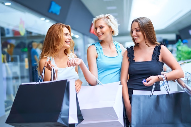 Drei stilvolle Frau mit Einkaufstüten nach dem Einkaufen Verkauf Konsumismus schwarzer Freitag