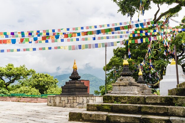 Drei Stupas und bunte Anbetungsflaggen im Swayambhunath-Tempel in der Stadt Kathmandu. Buddhistisches Kloster.