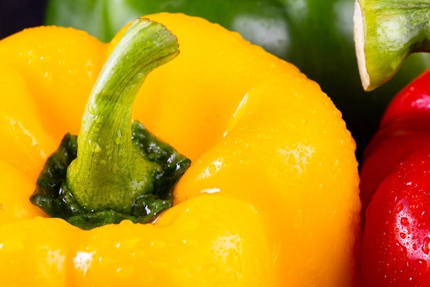 Drei süße Paprika auf einem hölzernen Hintergrund Gemüsesalat kochen