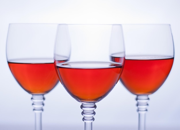 Drei transparente Weingläser mit Roséwein Weißer Hintergrund