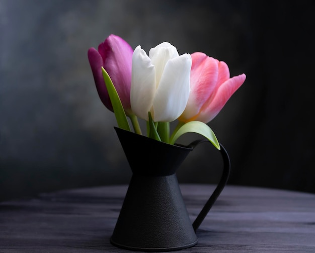 Drei Tulpen in einer Vase