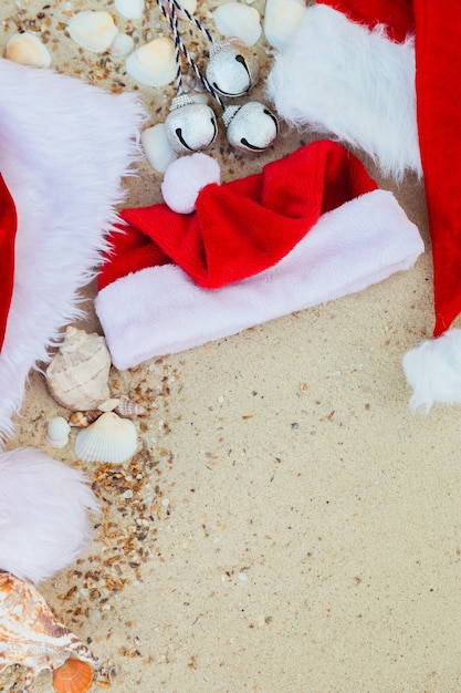 Drei Weihnachtsmützen am Strand