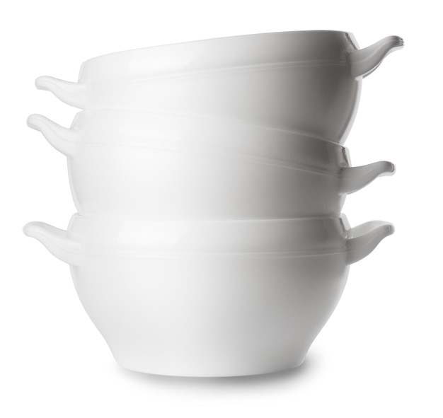 Foto drei weiße, leere suppenteller aus porzellan, gestapelt, isoliert auf weißem hintergrund