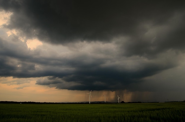 Drei Windmühlen mit Regen