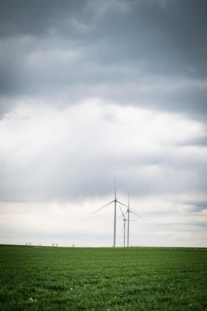 Drei Windturbinen eines Windparks zur Erzeugung erneuerbarer Energie vertikales Bild Saubere grüne alternative Energie Windenergie zur Bekämpfung des Klimawandels und der globalen ErwärmungKeine fossilen Brennstoffe oder EmissionenErde