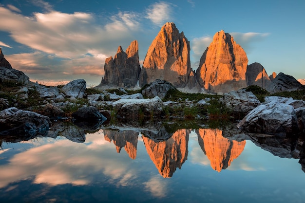 Drei Zinnen o Tre Cime di Lavaredo con reflejo en el lago al atardecer Dolomitas Tirol del Sur Alpes Italianos Europa