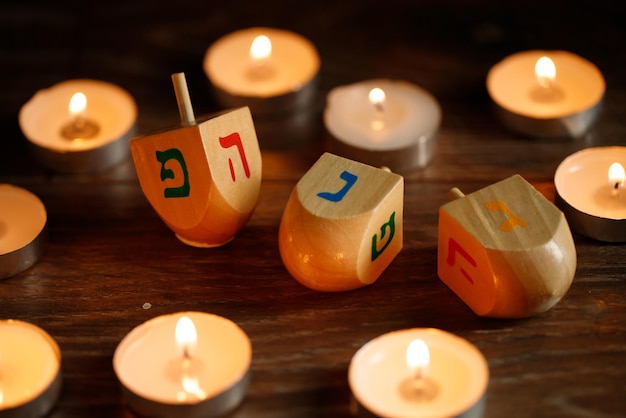 Dreidel é um pião de quatro lados com o qual, segundo a tradição, as crianças brincam durante o feriado judaico de Hanukkah. A letra hebraica está escrita em cada faceta do dreidl nun gimel hey e pei