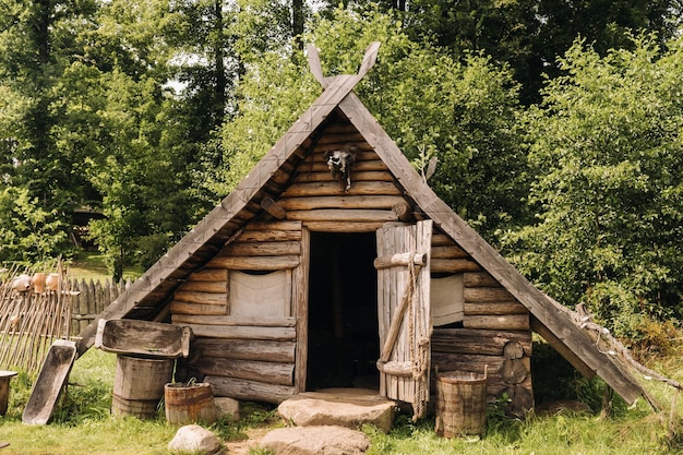 Foto dreieckige blockhäuser mit holzdächern hinter einem zaun montenegro nord