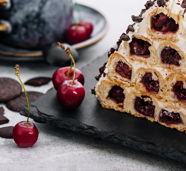 Dreieckiger Kirschkuchen mit Sahne und Schokostreuseln