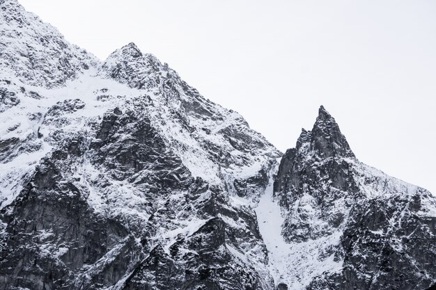 Dreieckiger Schneekappenberg in der polnischen Tatrah