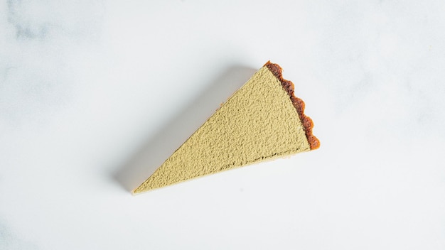 Dreieckiges Stück eines frischen leckeren veganen Kuchens isoliert auf weißem Hintergrund