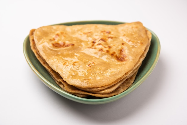 Dreiecksform Plain Paratha oder Parantha ist leckeres indisches Fladenbrot aus Vollkornmehl