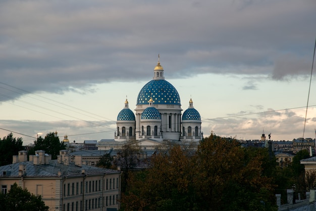 Dreifaltigkeitskathedrale bei Sonnenuntergang an einem Sommerabend