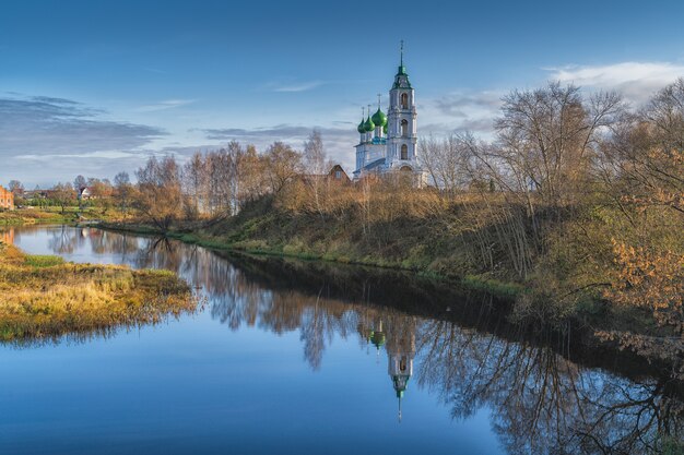 Dreifaltigkeitskirche im Dorf Dievo Gorodishche. Früher düsterer Morgen am Ufer der Wolga in der Region Jaroslawl, Russland.