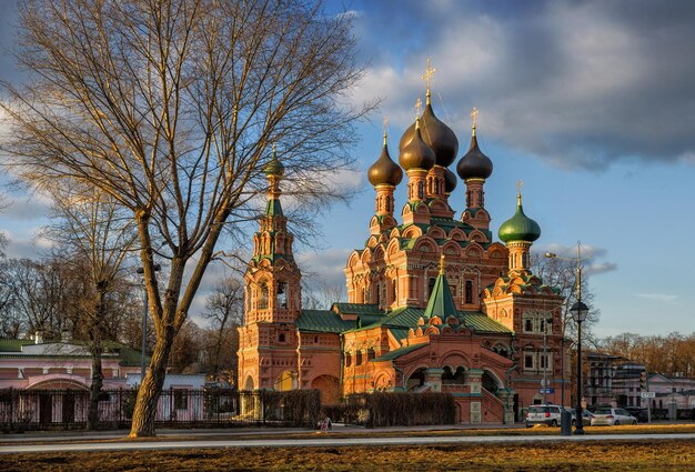 Dreifaltigkeitskirche in Ostankino in Moskau und Reflexionen im Teich