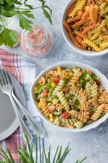 Dreifarbiger Nudelsalat mit Gemüse