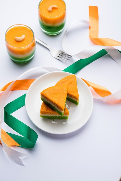 Dreifarbiger oder Tiranga-Kuchen für die Feier des Unabhängigkeits- oder Republiktages in den Farben der indischen Flagge