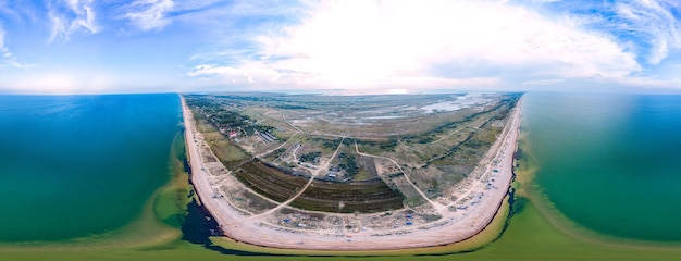 Dreihundertsechzig Grad Panorama auf das blaue Meer und den sonnigen Himmel des Küstengebiets an einem heißen sonnigen Sommertag. Umweltfreundliches Planetenkonzept