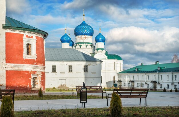 Dreikönigskathedrale und Bänke im Dreikönigskloster in Uglich und Blumen