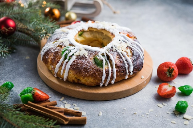 Dreikönigskuchen, Königskuchen, Roscon de reyes oder Rosca de reyes. Traditioneller spanischer Weihnachtskuchen.