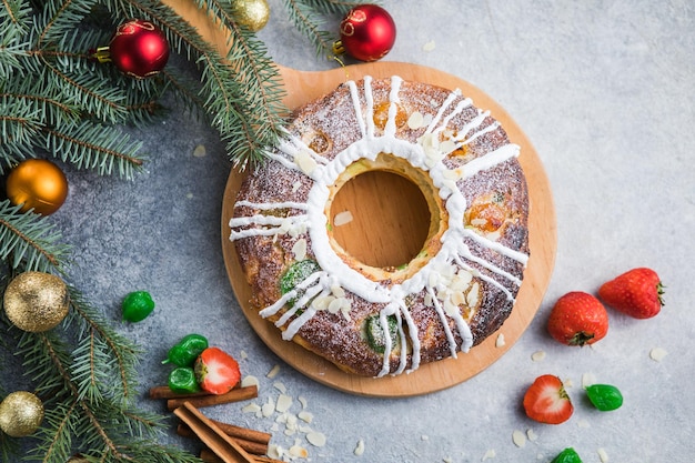 Dreikönigskuchen, Königskuchen, Roscon de reyes oder Rosca de reyes. Traditioneller spanischer Weihnachtskuchen.