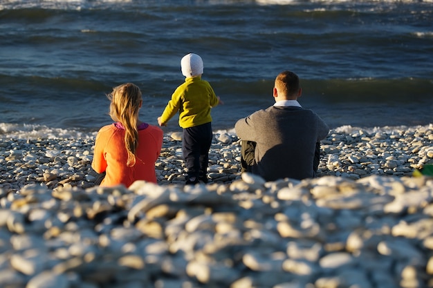 Dreiköpfige Familie auf Pebble Beach