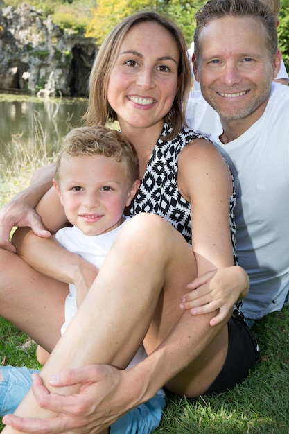 Dreiköpfige Familie macht im Garten Sommerpark