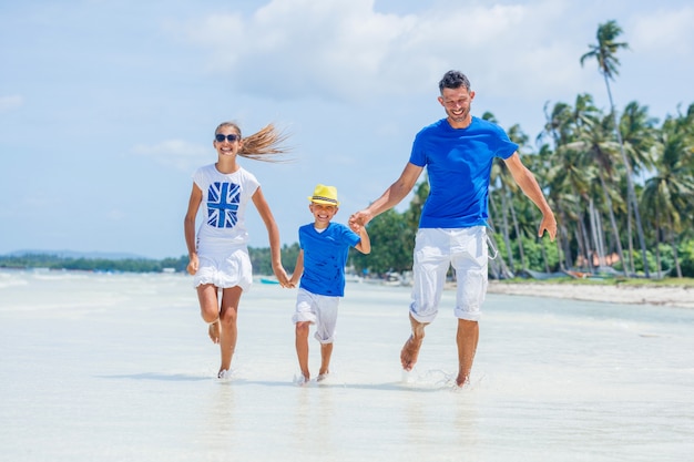 Dreiköpfige Familie - Vater mit seinem Kind amüsiert sich am Strand