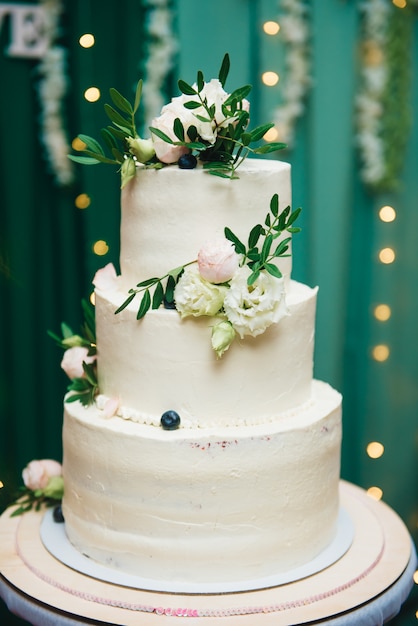 Dreistufige Hochzeitstorte mit frischen Blumen