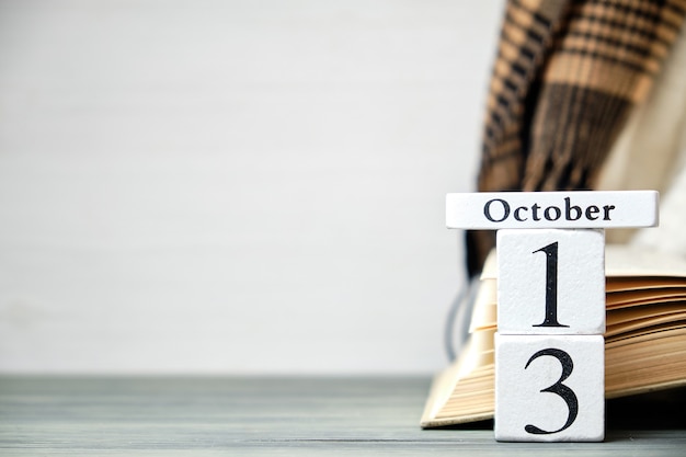 Dreizehnter Tag des Herbstmonats Kalender Oktober mit Kopierraum.