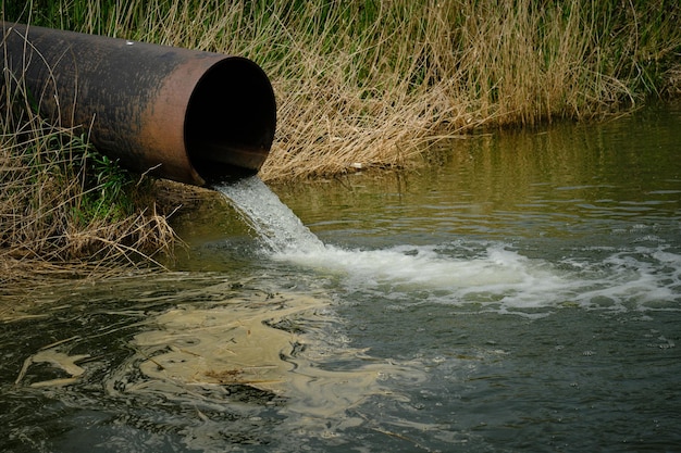 Drenagem de esgoto da tubulação em rios de poluição do rio e ecologia