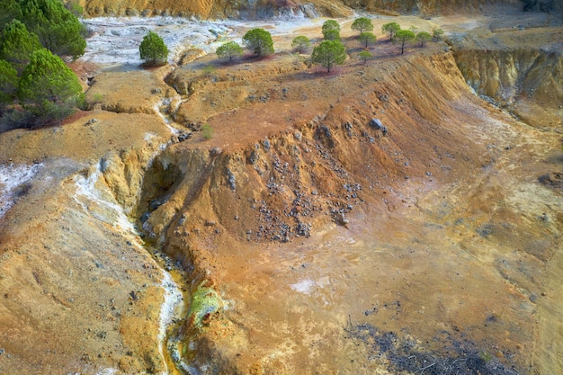 Drenagem de minas ácidas, fluxo que flui de uma mina de cobre Evloimeni abandonada, Chipre