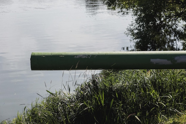 Drenaje de aguas residuales de la tubería al río