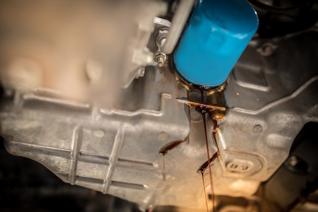 Drene o óleo antigo do motor pelo bujão de drenagem. mudando o óleo em um motor de carro.