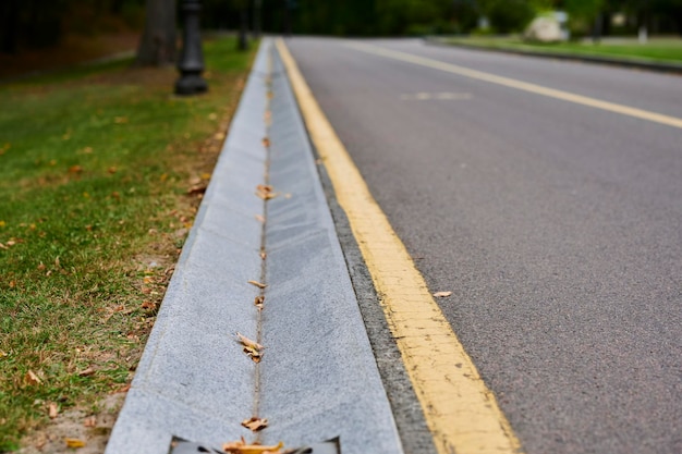 Dreno de chuva de concreto na rua em drenagem de projeto paisagístico de sistema de esgoto subterrâneo de chuva