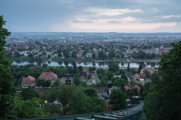 Dresden afunda lentamente na poeira da noite