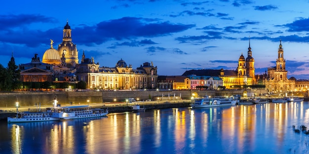 Dresden Frauenkirche Kirche Skyline Elbe Altstadt Panorama in Deutschland bei Nacht