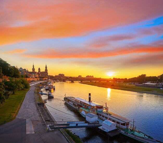 Dresden Skyline und Elbe in Sachsen Deutschland