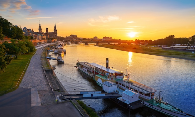 Dresden skyline und elbe in sachsen deutschland