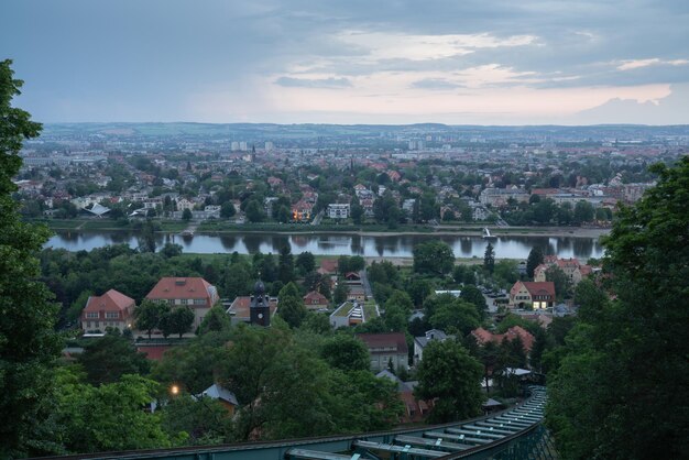 Dresden versinkt langsam im nächtlichen Staub