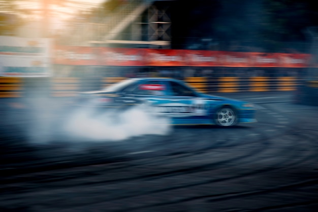 Drift racer, corridas de carros de corrida na pista de velocidade com motion blur