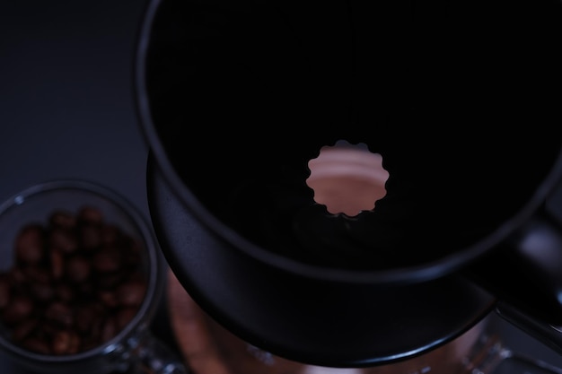 Foto dripper para máquina de café de gotejamento manual com grão de café em escala digital