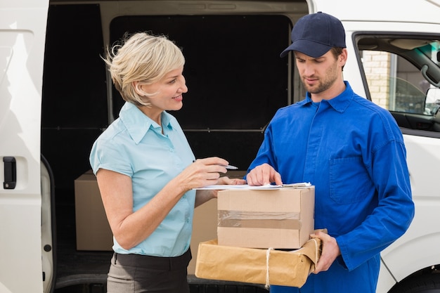 Driver de entrega mostrando onde assinar o cliente