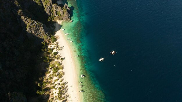 Droga aérea ilha tropical e praia de areia com palmeiras ilha de Malajon Filipinas Palawan