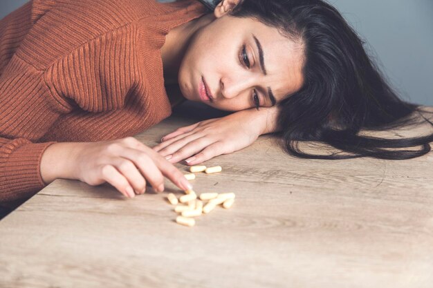 Droga de mano de mujer en la mesa